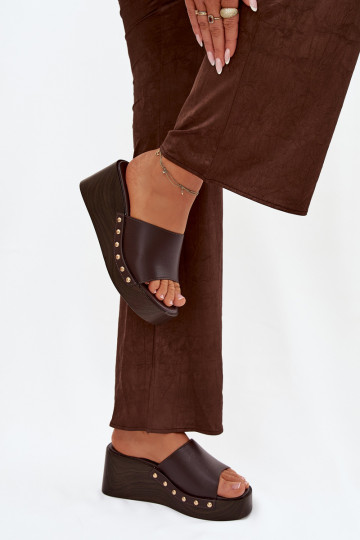 Chinelos femininos de plataforma com tachas douradas cor chocolate Arionne