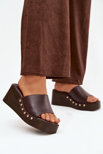 Chinelos femininos de plataforma com tachas douradas cor chocolate Arionne 2