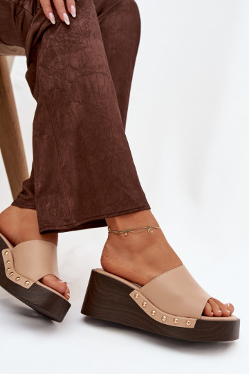 Chinelos femininos de plataforma com tachas douradas cor areia Arionne