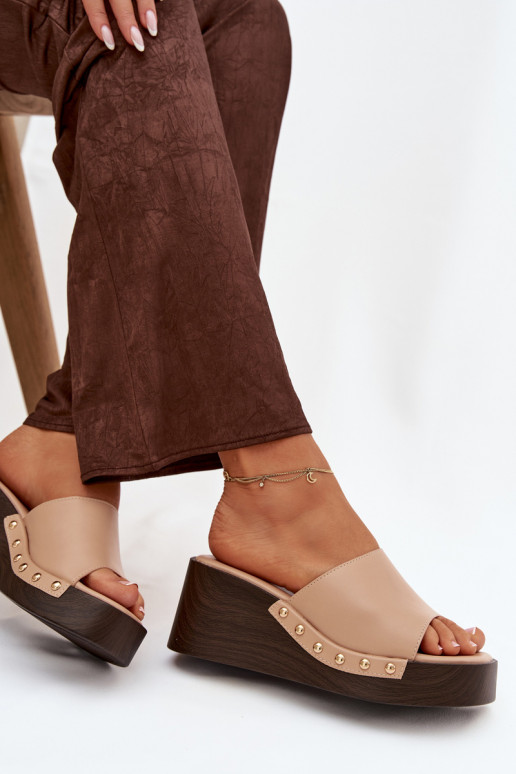 Chinelos femininos de plataforma com tachas douradas cor areia Arionne