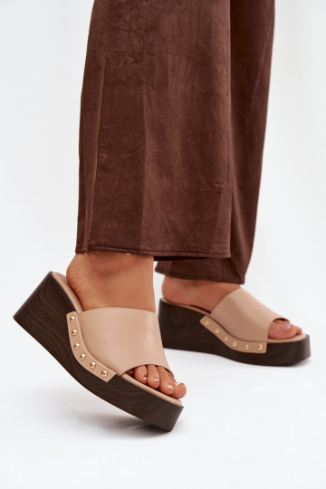 Chinelos femininos de plataforma com tachas douradas cor areia Arionne 2