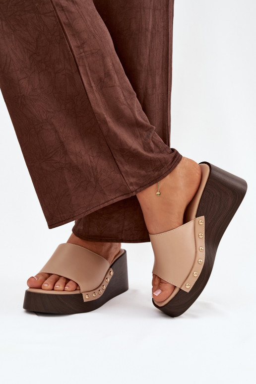 Chinelos femininos de plataforma com tachas douradas cor areia Arionne