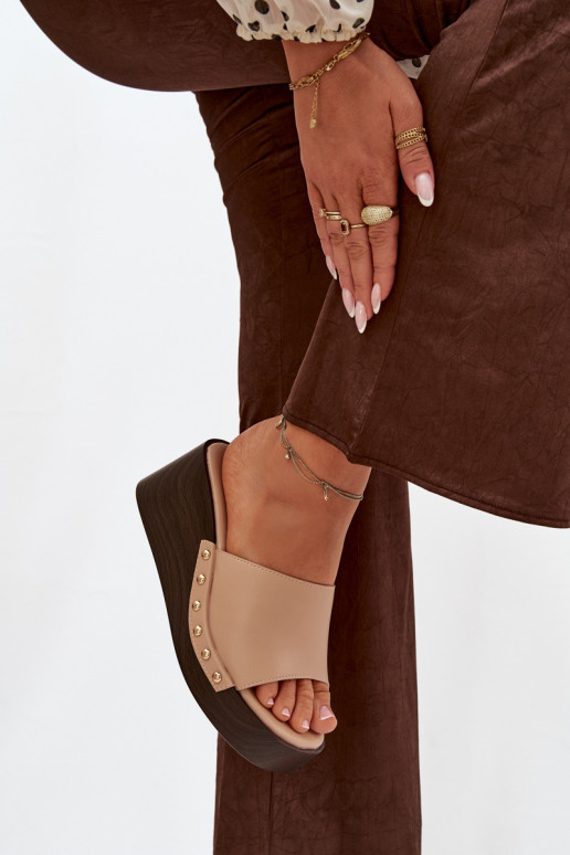 Chinelos femininos de plataforma com tachas douradas cor areia Arionne