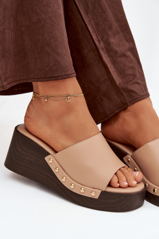 Chinelos femininos de plataforma com tachas douradas cor areia Arionne