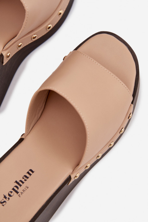 Chinelos femininos de plataforma com tachas douradas cor areia Arionne