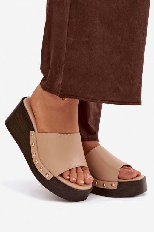 Chinelos femininos de plataforma com tachas douradas cor areia Arionne