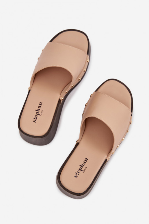 Chinelos femininos de plataforma com tachas douradas cor areia Arionne