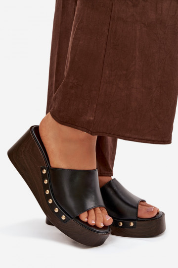 Chinelos femininos de plataforma com tachas douradas pretos Arionne