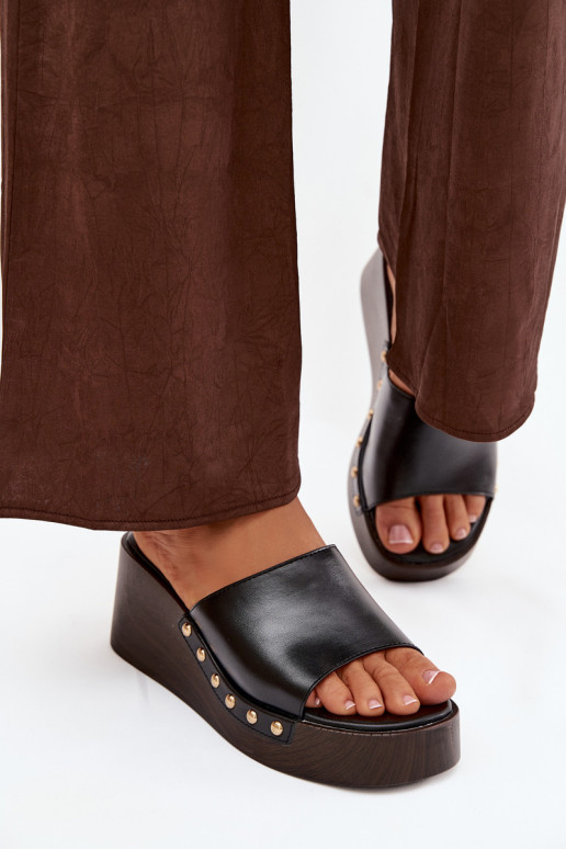 Chinelos femininos de plataforma com tachas douradas pretos Arionne