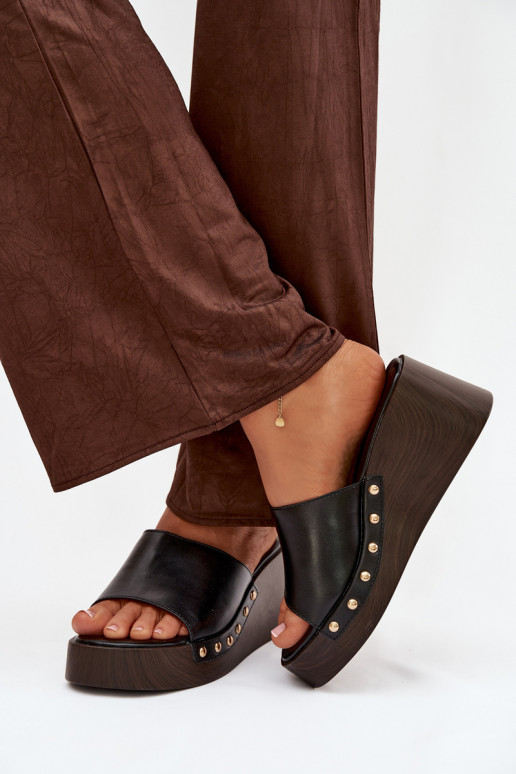 Chinelos femininos de plataforma com tachas douradas pretos Arionne