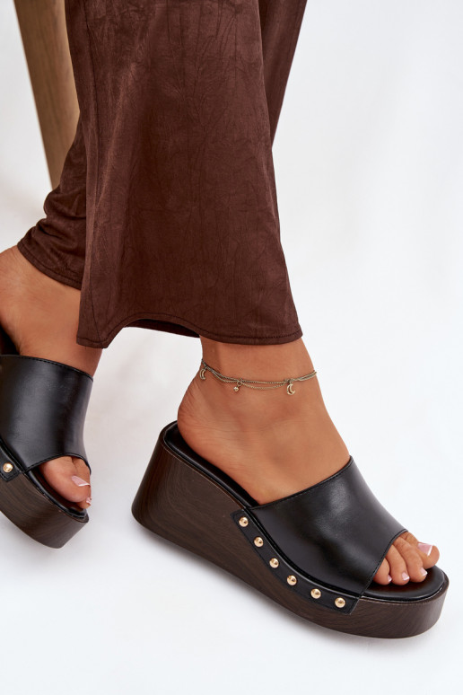 Chinelos femininos de plataforma com tachas douradas pretos Arionne