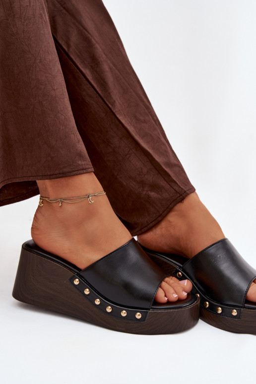 Chinelos femininos de plataforma com tachas douradas pretos Arionne