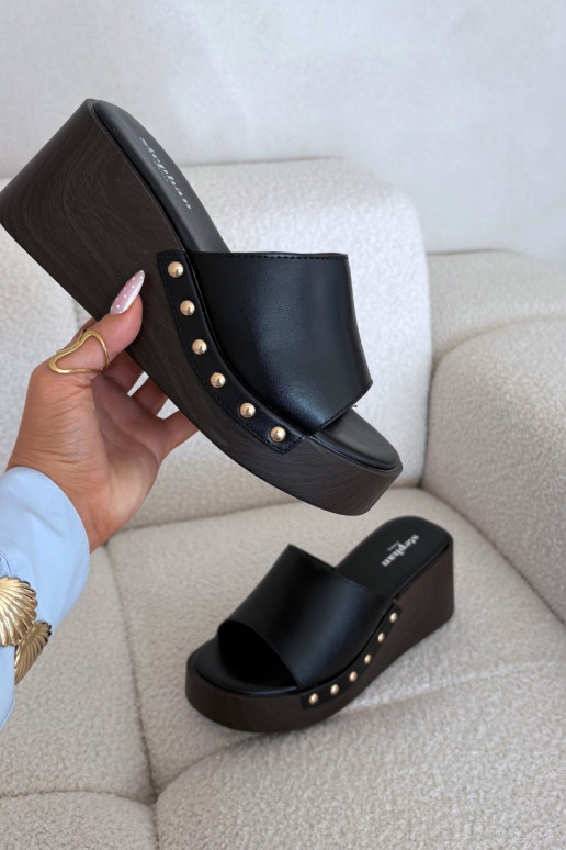 Chinelos femininos de plataforma com tachas douradas pretos Arionne