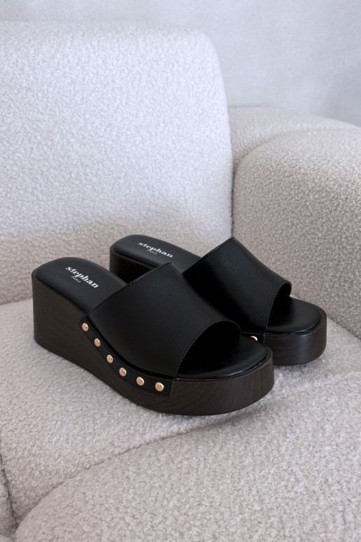 Chinelos femininos de plataforma com tachas douradas pretos Arionne