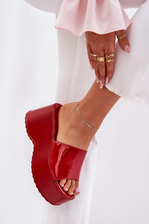 com efeito verniz Chinelos femininos com uma plataforma I Koturnie cor vermelha Nellevia