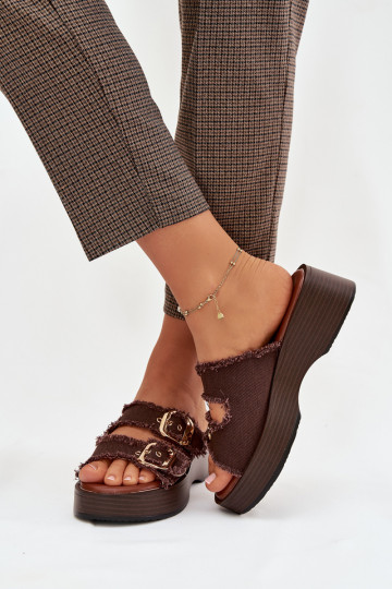 Chinelos femininos com plataforma na cor dourada e fivelas na cor chocolate 2
