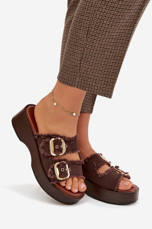 Chinelos femininos com plataforma na cor dourada e fivelas na cor chocolate