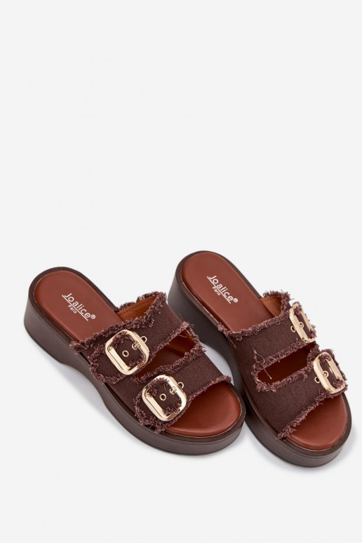 Chinelos femininos com plataforma na cor dourada e fivelas na cor chocolate