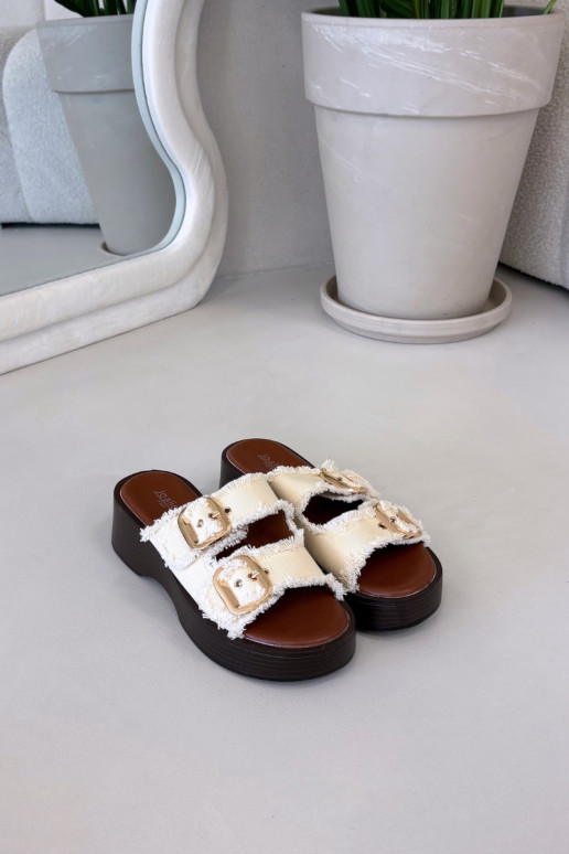 Chinelos femininos com plataforma na cor dourada e fivelas na cor marfim