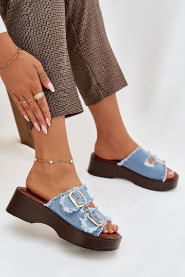 Chinelos femininos com plataforma na cor dourada e fivelas na cor azul