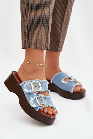 Chinelos femininos com plataforma na cor dourada e fivelas na cor azul 2