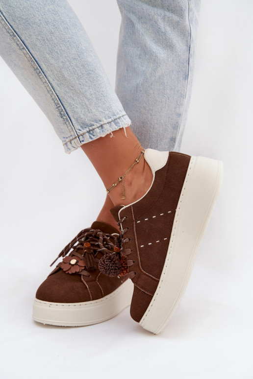 Ténis de plataforma Corinna cor chocolate para mulheres com pompons decorativos