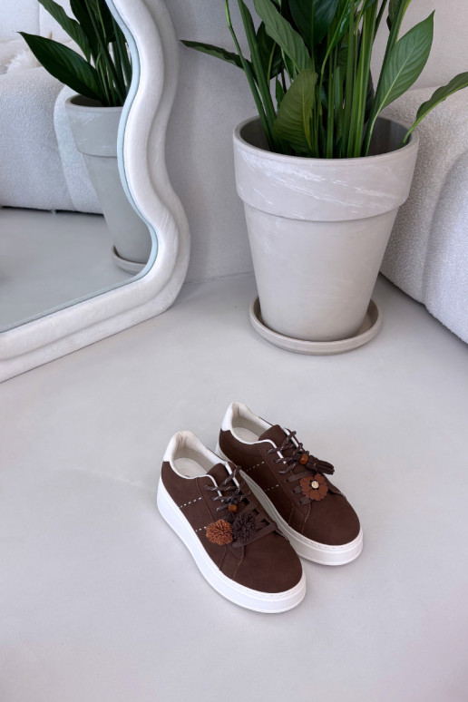 Ténis de plataforma Corinna cor chocolate para mulheres com pompons decorativos