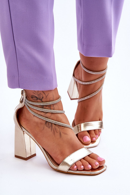 sandálias da moda com olhos brilhantes cor dourada Carma