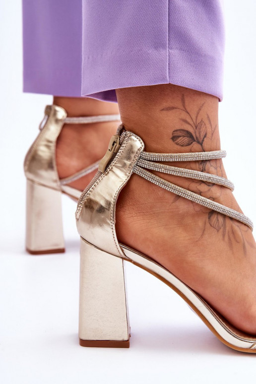 sandálias da moda com olhos brilhantes cor dourada Carma