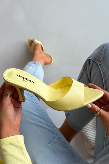 Chinelas femininas amarelas envernizadas com salto Lirissa 2