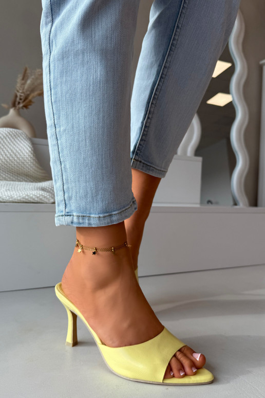 Chinelas femininas amarelas envernizadas com salto Lirissa