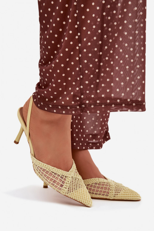 Hanelis sandálias amarelas com elementos de renda e saltos finos