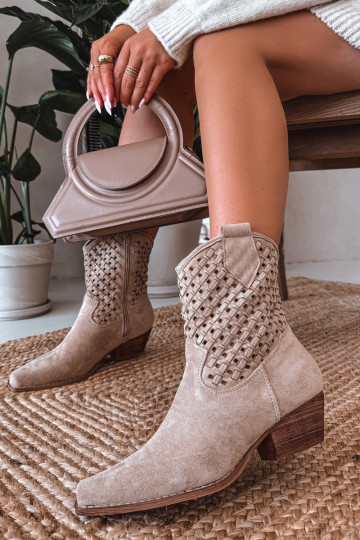 Botins femininos vazados com saltos na cor areia Ferissa