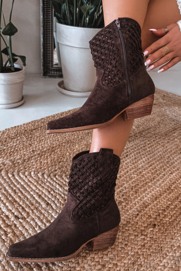 Botins femininos vazados com saltos na cor chocolate Ferissa