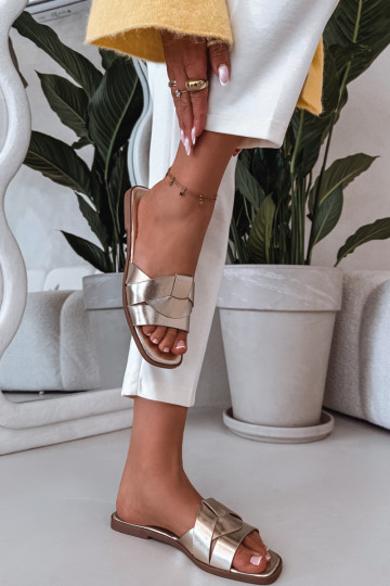 Chinelos Apartamento feminino com listras cor dourada Tem que serrissae