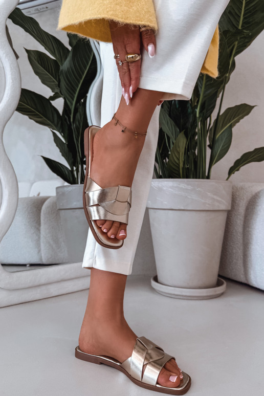 Chinelos Apartamento feminino com listras cor dourada Tem que serrissae