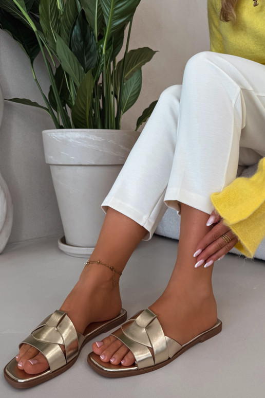 Chinelos Apartamento feminino com listras cor dourada Tem que serrissae