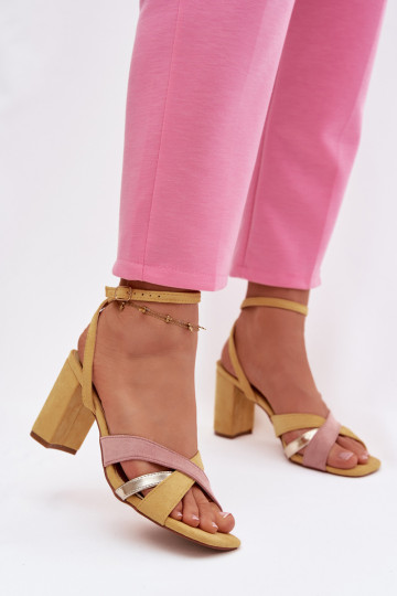 Sandálias femininas de salto alto com listras de camurça ecológicaoParae cor amarela Karilora 2