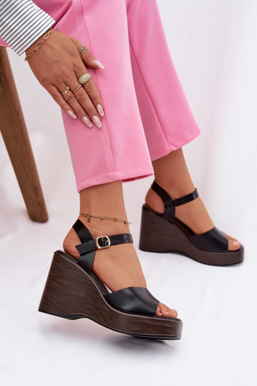 Sandálias femininas Em uma cunha Eko Pele cor preta Parilisse