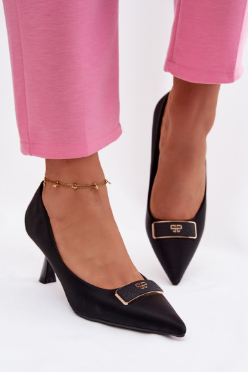 Sapatos com detalhes decorativos, cor preta Fessira