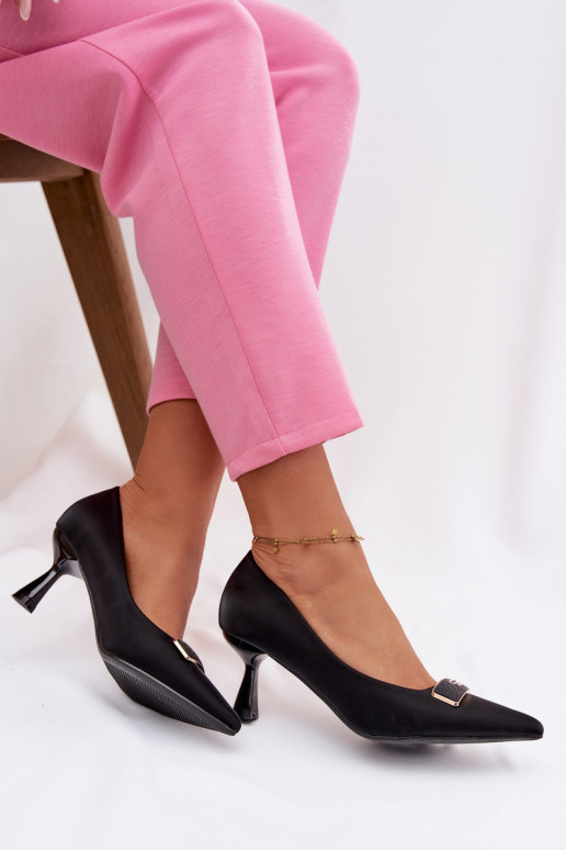 Sapato Com decorações Detalem cor preta Fessira