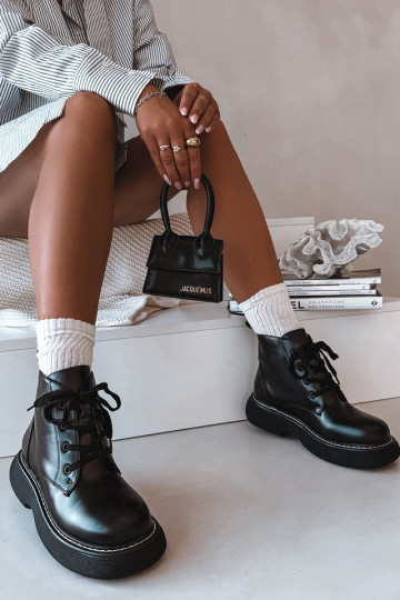 Botins femininos forrados com plataforma e cadarços na cor preta Harmine