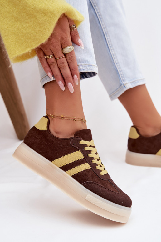 À modalo de tênis Feminino com uma plataforma CzekoladoParae Giselia