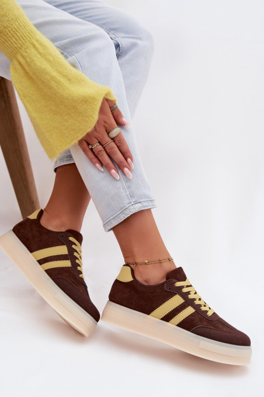 À modalo de tênis Feminino com uma plataforma CzekoladoParae Giselia