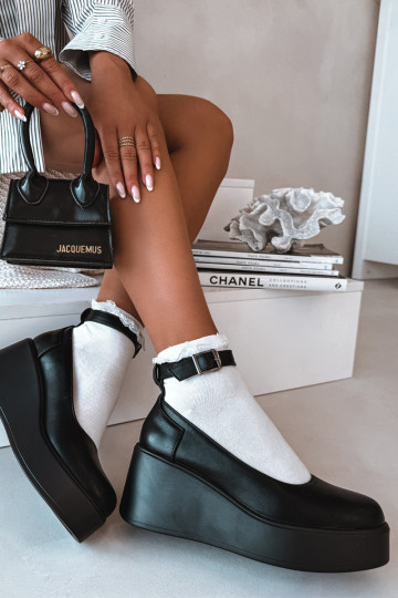 sapato Feminino Em uma cunha com alças cor preta Belvissa 2