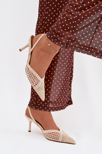 Hanelis sandálias em tom de marfim com elementos de renda e saltos finos