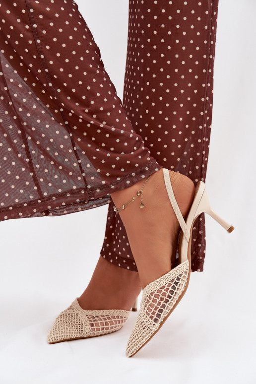 Hanelis sandálias em tom de marfim com elementos de renda e saltos finos