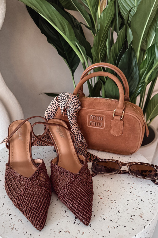 Hanelis sandálias marrons com elementos de renda e saltos finos