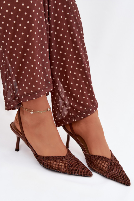Hanelis sandálias marrons com elementos de renda e saltos finos