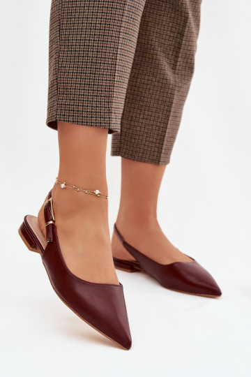 Ballets Iverelle na cor bordô com fivelas douradas